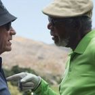 Morgan Freeman și Tommy Lee Jones ne spun un exploziv Bun venit la Villa Capri