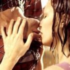 Kirsten Dunst spune că i-a fost dificil să-l sărute pe Tobey Maguire în Spider-Man