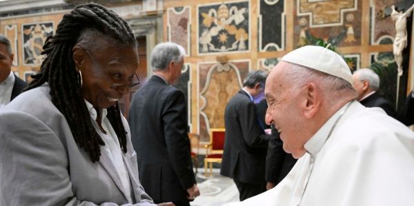 Papa Francisc i-a invitat la Vatican pe Stephen Colbert, Chris Rock și pe Whoopi Goldberg la conclavul comedianților