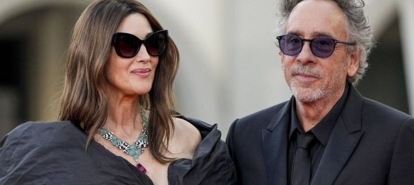 Monica Bellucci, fabuloasă la brațul lui Tim Burton la Festivalul de Film de la Veneția