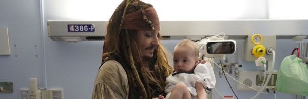 Îmbrăcat ca Jack Sparrow, Johnny Depp a distrat copiii dintr-un spital din Spania