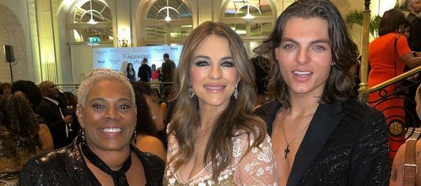 Fiul lui Elizabeth Hurley e imaginea ei în oglindă