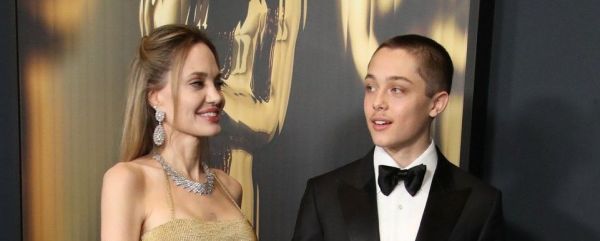Premieră la Premiile Governors. Angelina Jolie s-a afișat cu fiul său, Knox