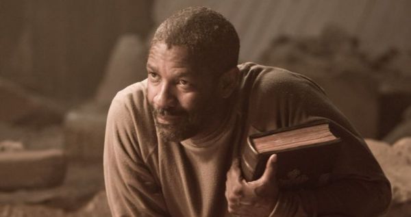 Denzel Washington a devenit preot la 69 de ani