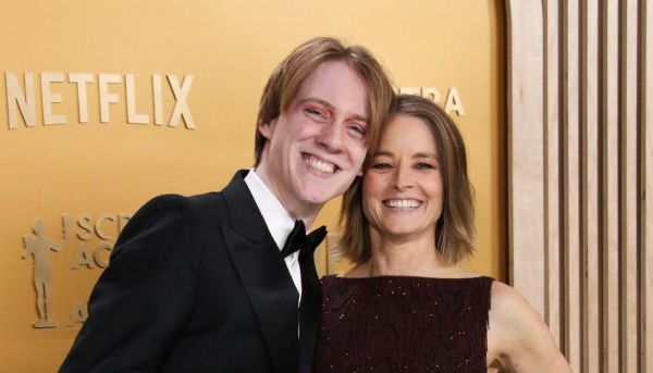 Apariție rară la SAG Awards! Jodie Foster a apărut pe covorul roșu cu fiul ei