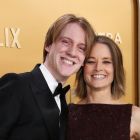 Apariție rară la SAG Awards! Jodie Foster a apărut pe covorul roșu cu fiul ei
