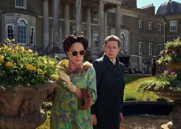 Prima imagine cu Joan Collins în seria biografică despre Wallis Simpson, The Bitter End