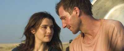 Ralph Fiennes și Rachel Weisz, prinși într-o poveste cu iz de conspirație în Prietenie absolută