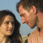 Ralph Fiennes și Rachel Weisz, prinși într-o poveste cu iz de conspirație în Prietenie absolută