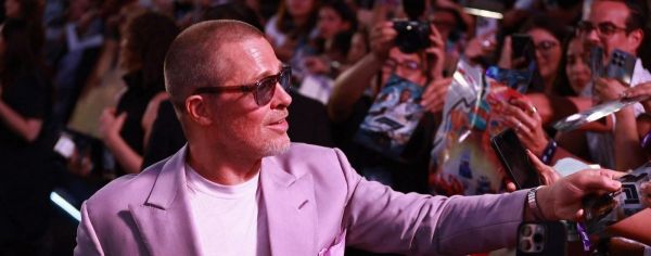 Brad Pitt a renunțat la părul său blond și reînvie una dintre tunsorile sale iconice