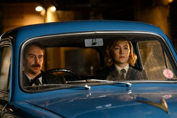 Sam Rockwell și Saoirse Ronan fac muncă de detectivi într-o comedie cu tematică Agatha Christie
