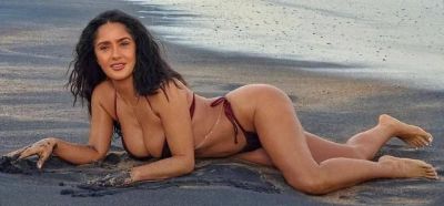 La 58 de ani, Salma Hayek își sfidează vârsta și dansează în bikini cu Bad Bunny