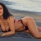 La 58 de ani, Salma Hayek își sfidează vârsta și dansează în bikini cu Bad Bunny