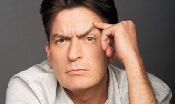 Charlie Sheen face dezvăluiri șocante, de la pilotarea unui avion în stare de ebrietate până la relații sexuale cu bărbați