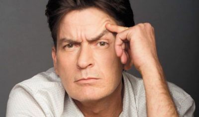 Charlie Sheen face dezvăluiri șocante, de la pilotarea unui avion în stare de ebrietate până la relații sexuale cu bărbați