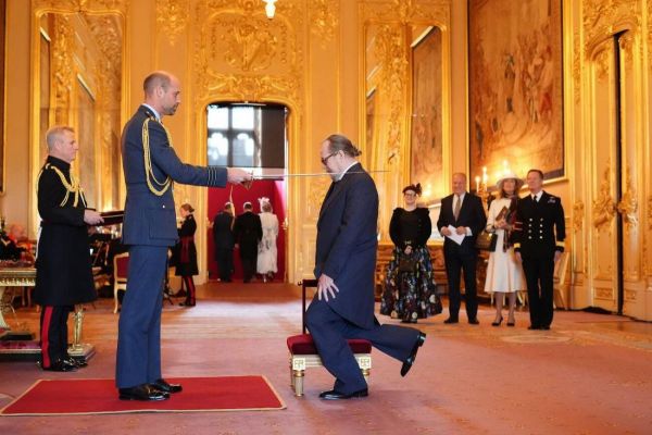 Gary Oldman a fost numit Cavaler al Imperiului Britanic de către Prințul William