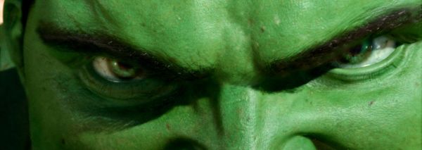 Eric Bana se transformă în uriașul Hulk, eroul universului fantastic Marvel, adus pe ecrane de Ang Lee