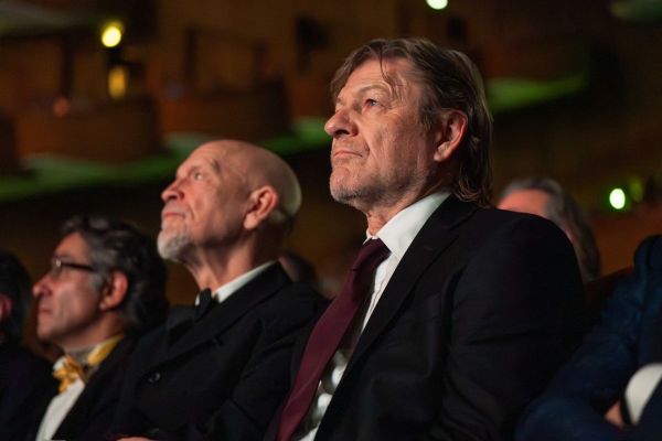 Cravata galbenă a avut mult așteptata premieră în prezența lui John Malkovich, Sean Bean, Tim Burton și a Principesei Sofia