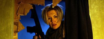 Nu te pune cu Dominique! Pericolul are păr blond și o armă bine încărcată