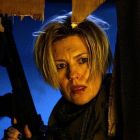 Nu te pune cu Dominique! Pericolul are păr blond și o armă bine încărcată