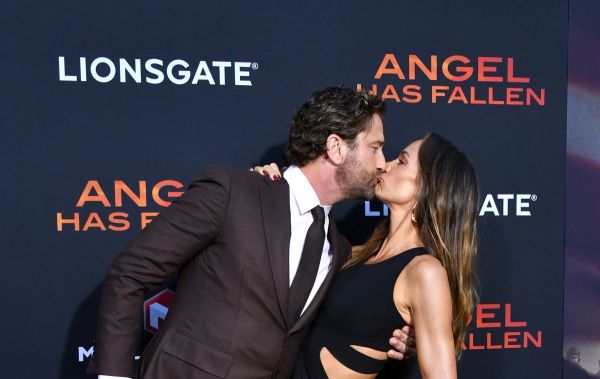 Nu Aniston, nici Ghenea! Ea este femeia care ar putea reuși să-l facă bărbat de casă pe Gerard Butler