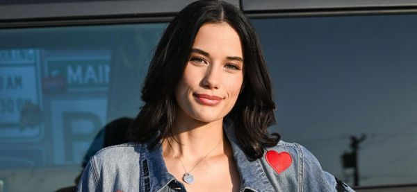 Are șarmul tatălui ei! Fiica lui John Travolta a pozat din nou ca model pe coperta unei reviste