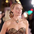 Apariție epocală a lui Margot Robbie, cu colierul lui Elizabeth Taylor, la premiera noii ecranizări Pe aripile v&acirc;ntului
