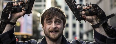 Daniel Radcliffe e fără scăpare &icirc;n Dă din pistoalele, un joc pe viață și pe moarte