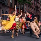 Muzică, dans și dramă &icirc;ntr-o reeditare modernă a celebrului muscial american Poveste din cartierul de vest