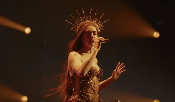 Anne Hathaway, &icirc;ntr-o nouă ipostază, de c&acirc;ntăreață. Tocmai a lansat o melodie pentru filmul ei, Mother Mary