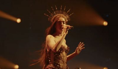 Anne Hathaway, &icirc;ntr-o nouă ipostază, de c&acirc;ntăreață. Tocmai a lansat o melodie pentru filmul ei, Mother Mary
