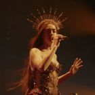 Anne Hathaway, &icirc;ntr-o nouă ipostază, de c&acirc;ntăreață. Tocmai a lansat o melodie pentru filmul ei, Mother Mary