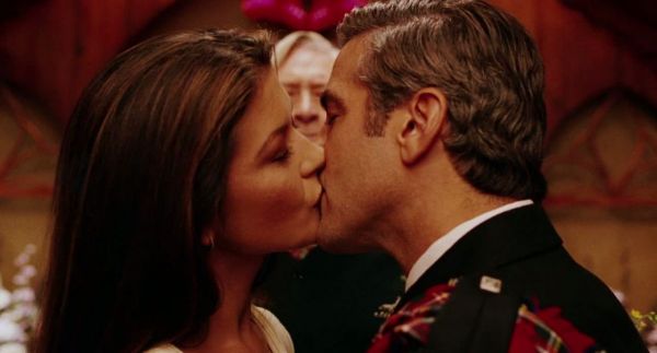 George Clooney și Catherine Zeta-Jones sunt prinși &icirc;ntr-un joc ilar al seducției &icirc;n Dragostea costă