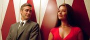 George Clooney și Catherine Zeta-Jones sunt prinși &icirc;ntr-un joc ilar al seducției &icirc;n Dragostea costă