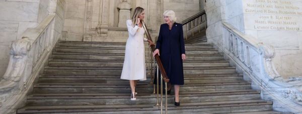 Sarah Jessica Parker, &icirc;nt&acirc;lnire high style cu Regina Camilla