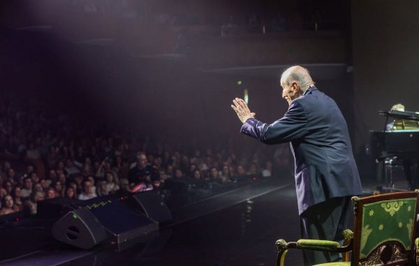 Gala Victor Rebengiuc, o carieră de 70 de ani, &icirc;ncheiată apoteotic &icirc;n aplauzele unei săli &icirc;n picioare