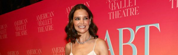 Katie Holmes e din nou &icirc;ndrăgostită? Gesturile ei spun totul