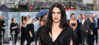 Modă sau extravaganță? Margaret Qualley a mers semi-desculță la premiera filmului The Dog Stars