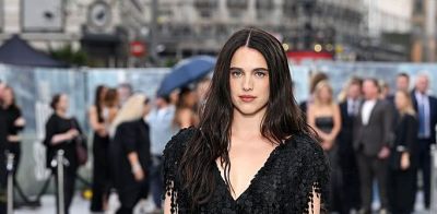 Modă sau extravaganță? Margaret Qualley a mers semi-desculță la premiera filmului The Dog Stars