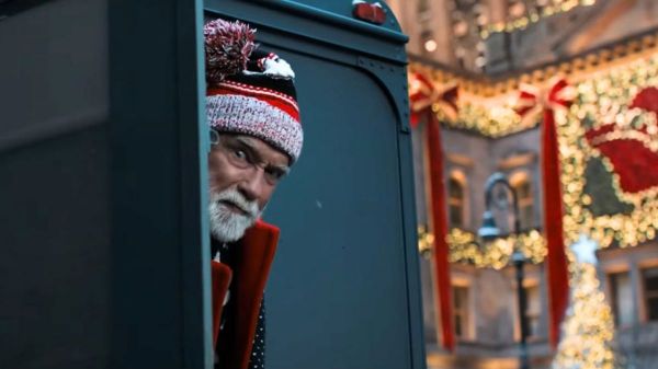 Arnold Schwarzenegger este Omul cu sacul &icirc;n noul trailer al filmului lansat pentru Crăciun