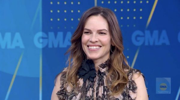 Prea bătr&acirc;nă să facă copii? &Icirc;nsărcinată la 52 de ani, actrița Hilary Swank le răspunde haterilor