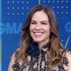 Prea bătr&acirc;nă să facă copii? &Icirc;nsărcinată la 52 de ani, actrița Hilary Swank le răspunde haterilor