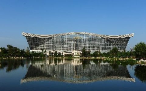 Pro Tv A Fost Inaugurata Cea Mai Mare Cladire Din Lume Are 1 7 Milioane De Metri Patrati Pentagonul Ar Incapea In Ea De 3 Ori Si Are Propriul Soare