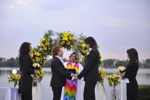 Nunta gay a daramat prejudecati. Miresele au strambat din nas la inceput, dar au plans de emotie la cununie:  Se vede ca se iubesc cu adevarat