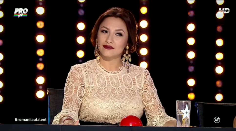 Andra A Demonstrat Inca O Data Ca Are Picioare Perfecte Cat De Scurta A Fost Fusta Vedetei La Romanii Au Talent Romanii Au Talent Protv