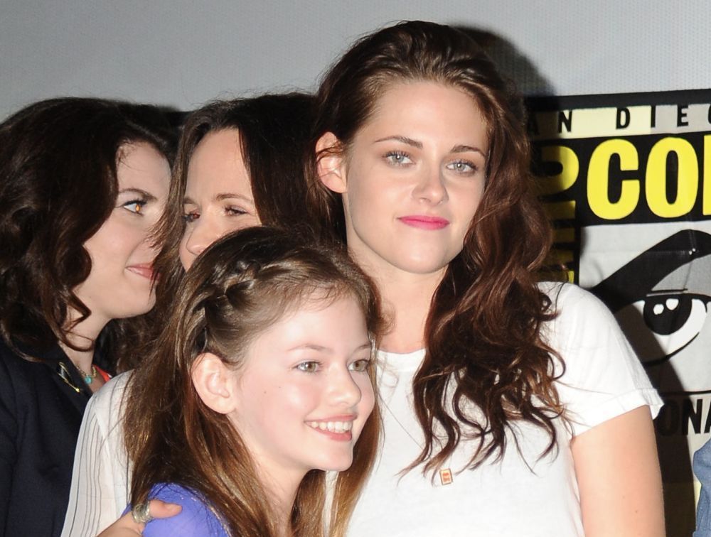 Pro Tv Fetița Jumătate Om Jumătate Vampir Din Twilight A Devenit Majoră Mackenzie Foy Superbă La 19 Ani