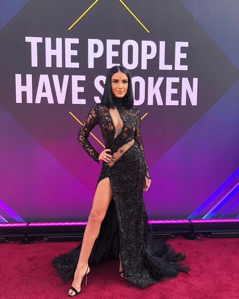 neck Consider mesh PRO TV - Adelina Pestrițu, pe covorul roșu alaturi de Kim Kardashian. Cum  s-au pozat cele două “influencerițe”