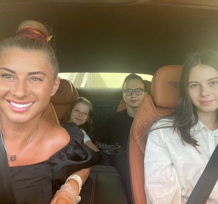 Pro Tv Shooting De SenzaÈ›ie Postat De Anamaria Prodan Pe Instagram Cum AratÄƒ Rebecca Fiica Ei Intr Un Album Foto