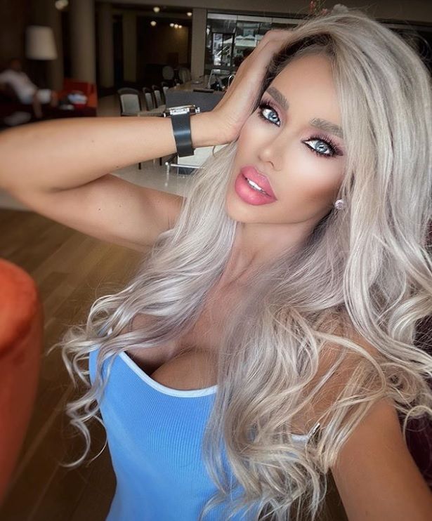 Pro Tv Bianca DrÄƒguÈ™anu A Postat Pe Instagram O Fotografie IncendiarÄƒ GoalÄƒ In CadÄƒ AcoperitÄƒ Cu SpumÄƒ