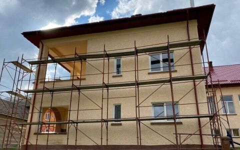 Renovarea școlii din Lădăuți cu ajutorul celor care folosesc serviciul  Livrare prin OLX ,  o minune  pentru directorul ei